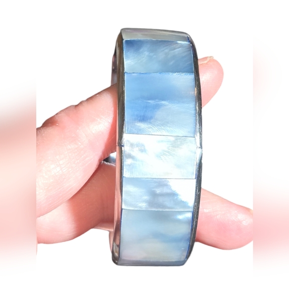 Unmarked Iridescent Blue Mother Of Pearl Inlay Silver Tone Bangle Bracelet 2.5"D - Picture 3 of 5